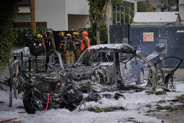 Lực lượng an ninh Israel kiểm tra một địa điểm trúng tên lửa Iran ở Tel Aviv, ngày 15/3. (Ảnh: AP)