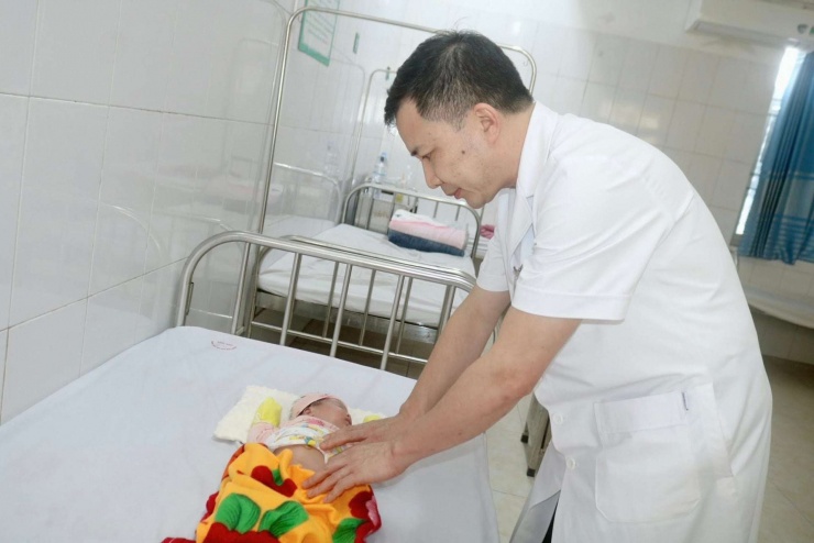 Bác sĩ thăm khám cho bé sau phẫu thuật. Ảnh BVCC