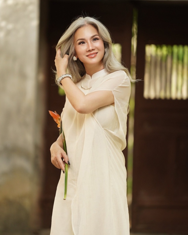 Thu Đinh cho biết trước đây chị thường tẩy tóc, nhuộm màu thời trang. Tuy nhiên từ cách đây bốn năm, chị quyết định để tóc bạc tự nhiên. 'Tôi giống mẹ có gen tóc bạc sớm, nhưng tôi xem đó là một món quà. Mỗi sáng soi gương, tôi thấy mình dịu dàng và bình an hơn', người đẹp Quy Nhơn nói.