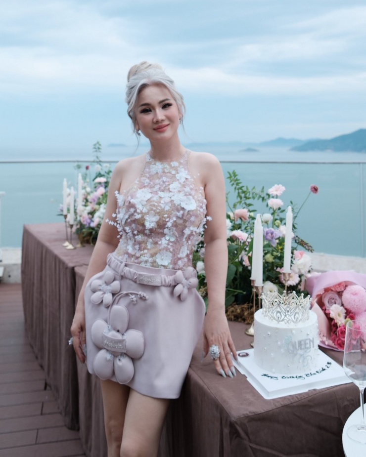 Phong cách ăn mặc của 'hoa hậu tóc bạc' thay đổi đa dạng theo từng hoàn cảnh, sự kiện. Trong dịp sinh nhật năm ngoái, Thu Đinh được bạn bè khen 'như mới 25' khi mặc đầm cổ yếm tôn da trắng.