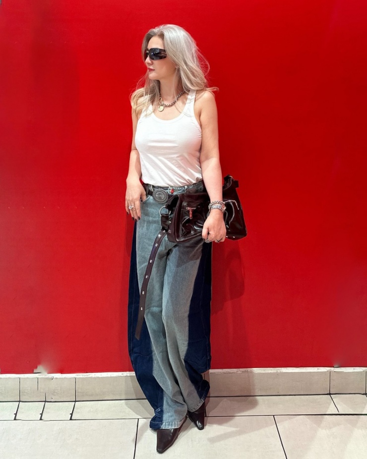 Theo chị, bí quyết phối đồ cho tuổi trung niên quan trọng nhất là vừa vặn với cơ thể. 'Khi mình hiểu cơ thể và khí chất, việc ăn mặc sẽ trở nên rất tự nhiên', người đẹp nói. Chị thường chọn trang phục đơn giản, màu sắc trung tính, có điểm nhấn là phụ kiện.