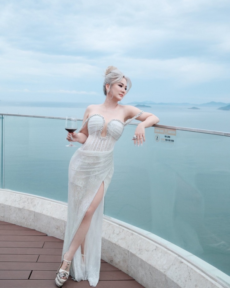 Vào một số dịp, Thu Đinh không ngại những chiếc đầm gợi cảm vừa phải, có khoảng hở phù hợp với cơ thể.