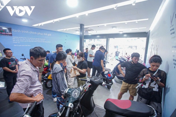 Những ngày qua, lượng người đến các cửa hàng bán xe máy điện tăng cao