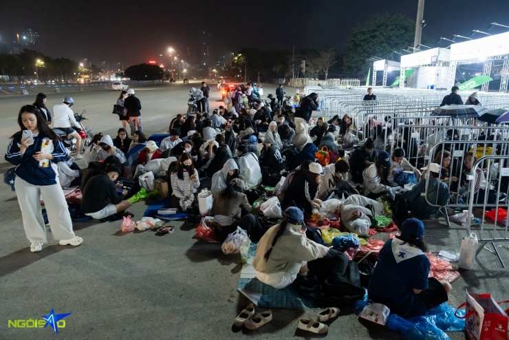 Fan nằm đất xuyên đêm, bám rào chờ xem concert 'Anh trai say hi' - 1