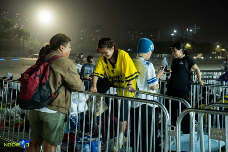Fan nằm đất xuyên đêm, bám rào chờ xem concert 'Anh trai say hi' - 3