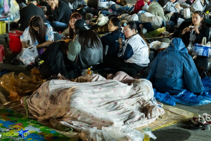 Fan nằm đất xuyên đêm, bám rào chờ xem concert 'Anh trai say hi' - 5