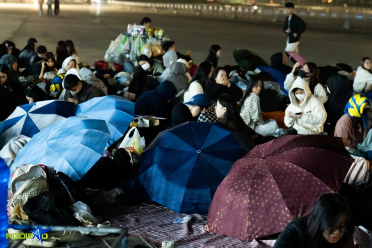 Fan nằm đất xuyên đêm, bám rào chờ xem concert 'Anh trai say hi' - 8