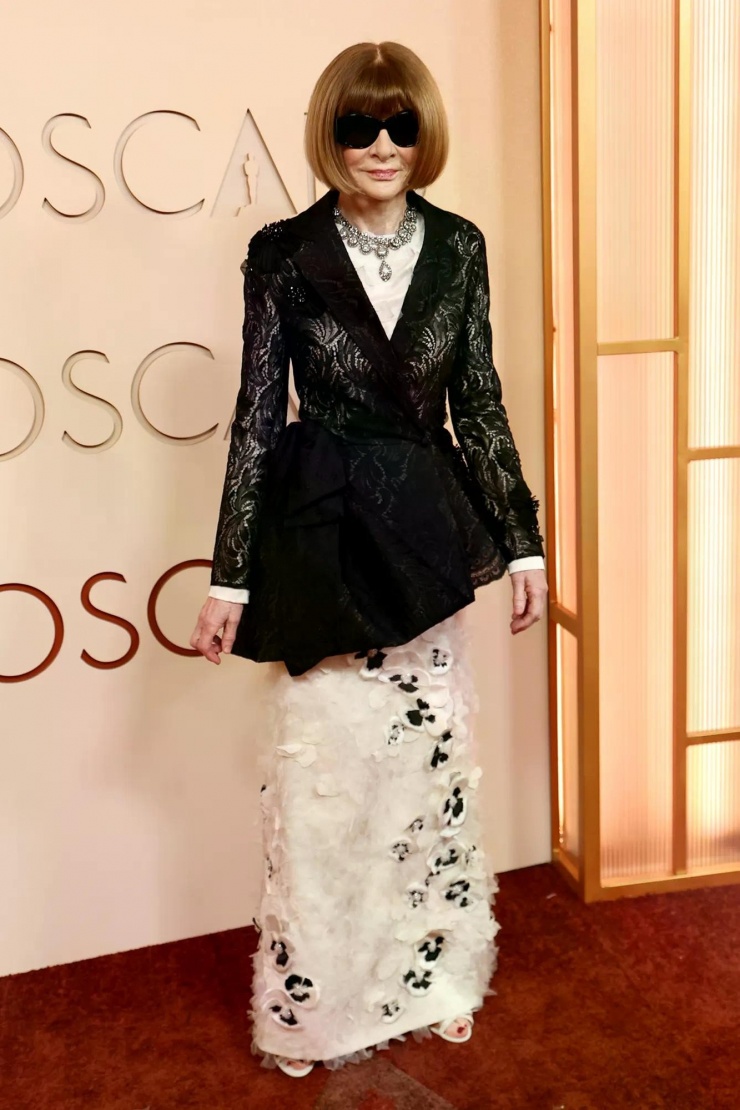 Anna Wintour, tổng biên tập quyền lực của tạp chí Vogue thu hút sự chú ý với phong cách thời trang đặc trưng.