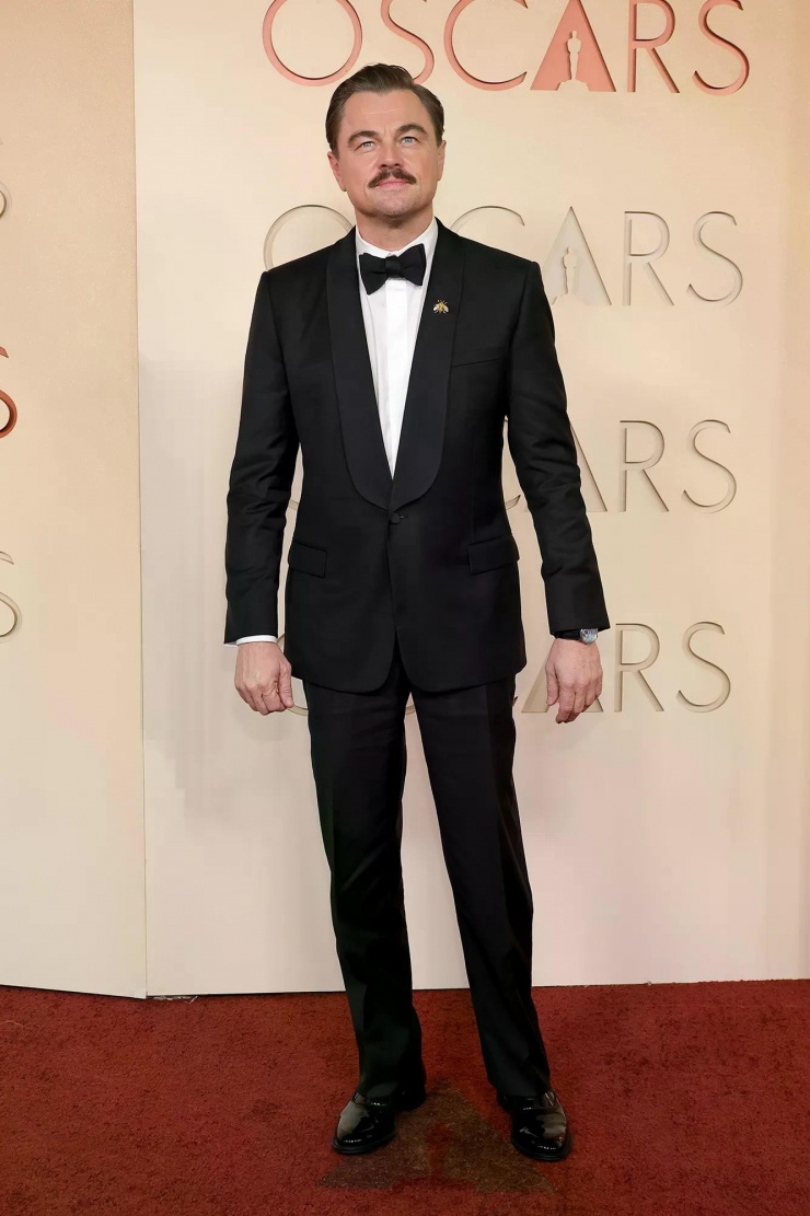 Ngôi sao của bộ phim One Battle After Another, người được đề cử Nam diễn viên chính xuất sắc nhất Leonardo DiCaprio, chọn một bộ tuxedo đen truyền thống.