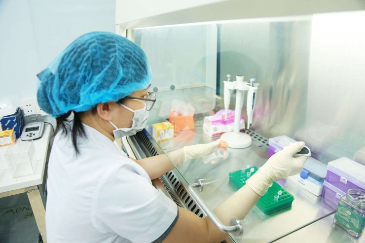 Chị Hà đang thực hiện thao tác xét nghiệm. Ảnh: NVCC