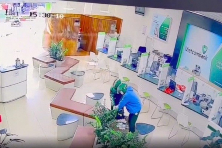 Hình ảnh camera ghi lại vụ cướp ngân hàng.