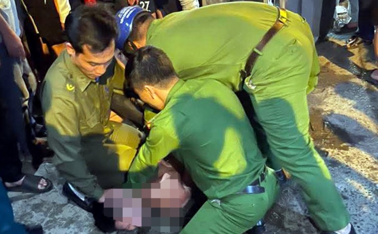 Khống chế nam thanh niên cầm 2 con dao đe dọa người đi đường ở Hà Nội - 1