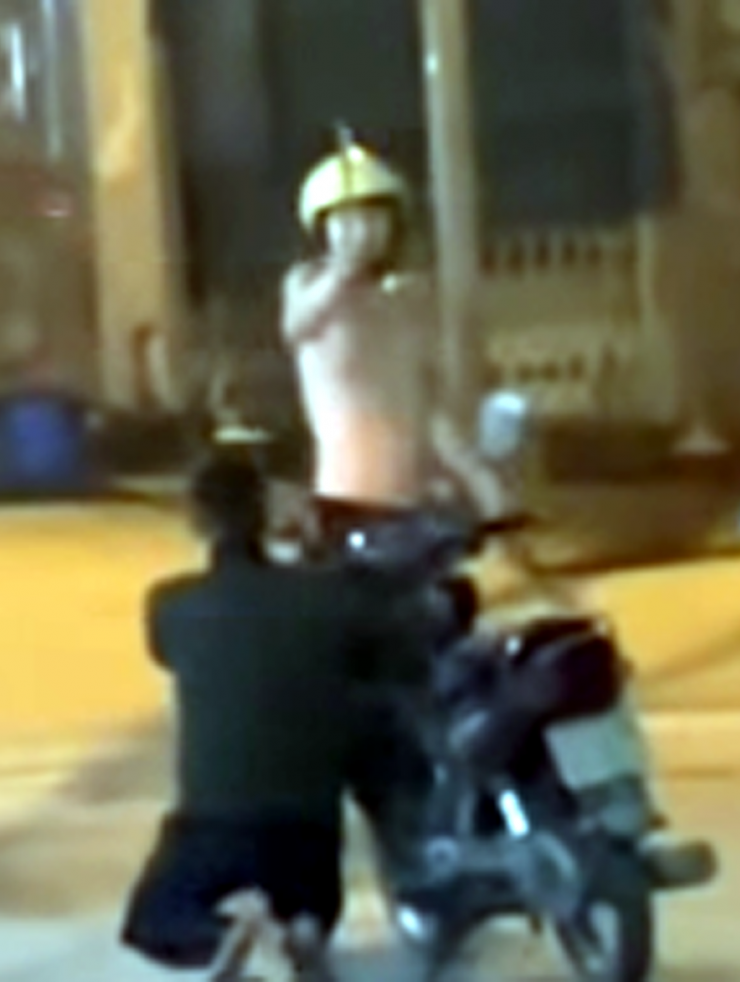 Khống chế nam thanh niên cầm 2 con dao đe dọa người đi đường ở Hà Nội - 2