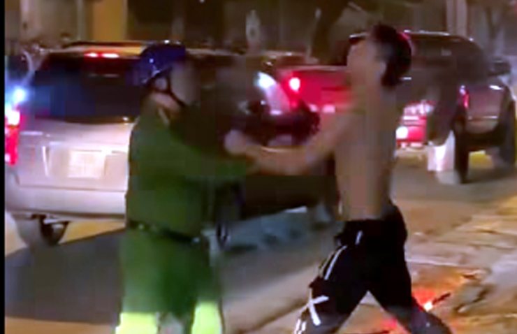 Đối tượng bị lực lượng công an khống chế. Ảnh: H.M.