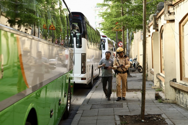 Nhiều tài xế điều khiển xe trên 28 chỗ cho rằng việc đưa đón khách trong khu vực nội đô còn gặp khó khăn, tuy nhiên các trường hợp vi phạm vẫn bị lực lượng chức năng xử lý theo quy định.