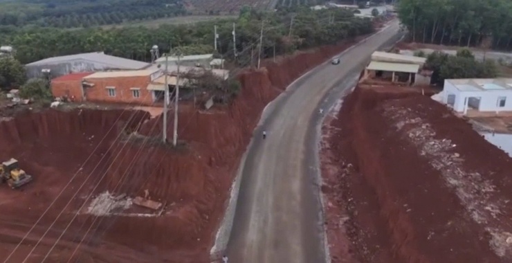 Việc thi công đã khiến 8 hộ dân có nhà nằm sát mép phạm vi đào bị ảnh hưởng