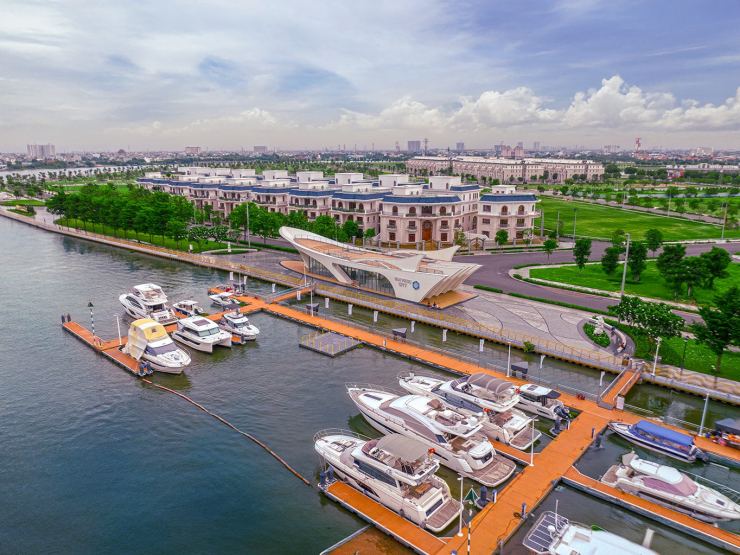 Bất động sản vừa bảo toàn giá trị, vừa sinh dòng tiền thường xuyên từ cho thuê, kinh doanh.