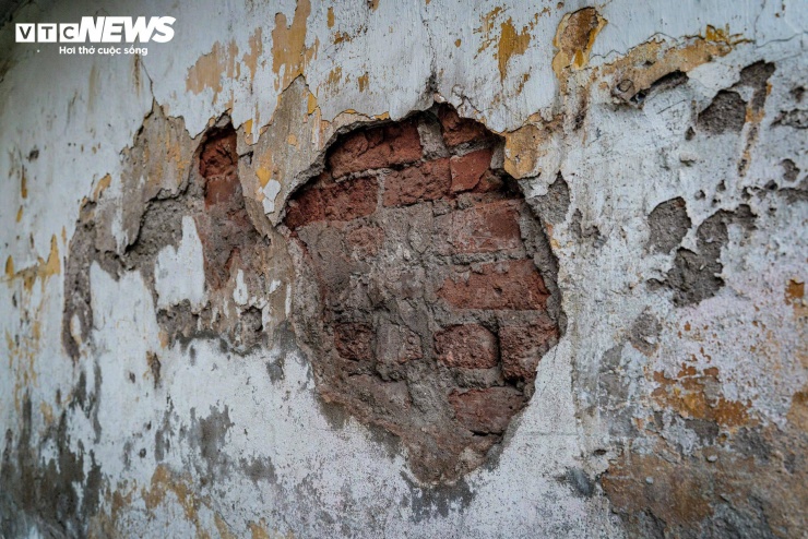 Tại khu tập thể Khương Thượng, lớp vữa và sơn đã bong tróc từng mảng, lộ cả phần gạch phía trong. Trên trần nhà, những mảng rêu mốc loang rộng do thấm nước lâu ngày, tạo nên khung cảnh cũ kỹ và ẩm thấp.