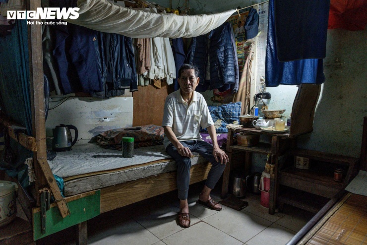 Ông Bùi Văn Bảy, cư dân sống tại khu tập thể Khương Thượng từ năm 1986, cho biết gia đình ông hiện có 6 người cùng sinh hoạt trong căn hộ rộng khoảng 25m². “Căn hộ nhỏ nên sinh hoạt rất chật chội. Mỗi khi trời mưa, nước dột xuống trần nhà, nhiều lúc phải dùng chậu hứng nước. Ngay cả những ngày nắng, tường vẫn ẩm do thấm lâu năm”, ông Bảy chia sẻ.