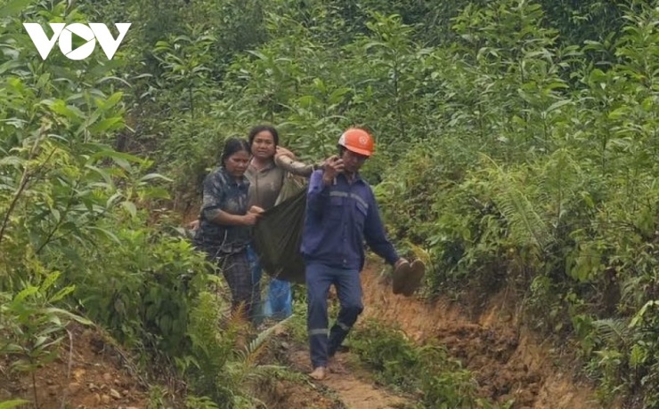 Người dân đưa nạn nhân đi cấp cứu (Ảnh Công an tỉnh Quảng Ngãi).