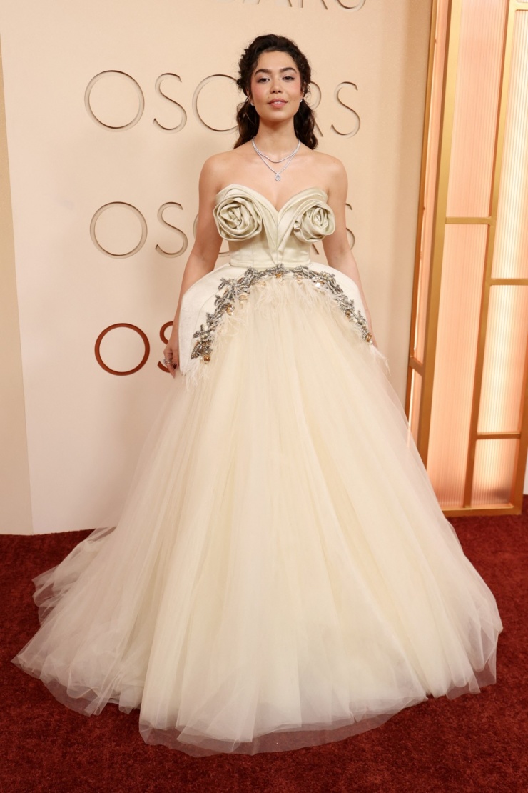 WWD nhận xét điểm nhấn hoa 3D trên bộ đầm của diễn viên Auli’i Cravalho kém tinh tế.