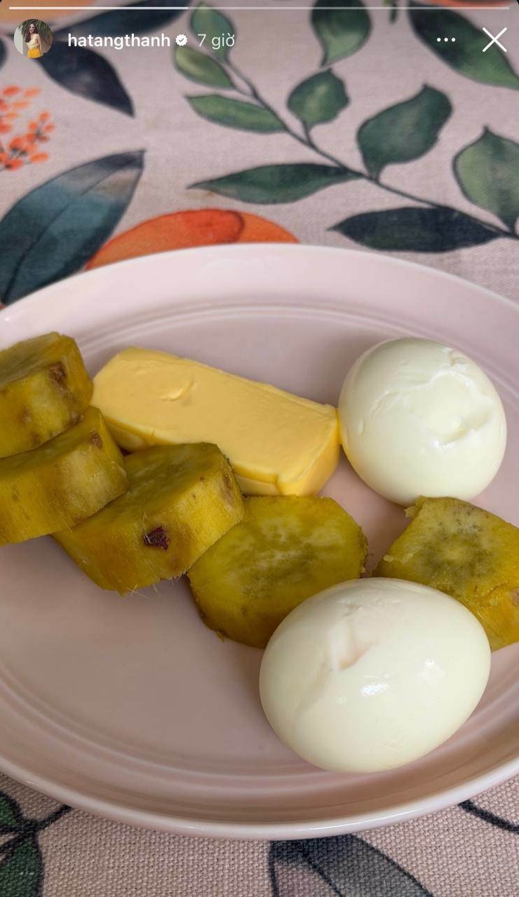 Hình ảnh thực đơn bữa sáng được Hà Tăng chia sẻ trên MXH mới đây. (Nguồn: Instagram)