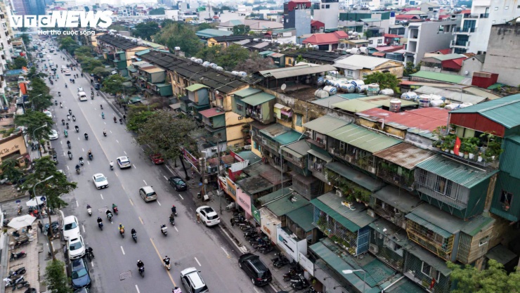 Nhiều cư dân tại các khu tập thể này hiện đã ở tuổi xế chiều. Họ từng là công nhân, cán bộ, viên chức làm việc tại các nhà máy, cơ quan nhà nước từ nhiều thập kỷ trước và gắn bó với những căn hộ nhỏ này suốt phần lớn cuộc đời. Tuy nhiên, trong không gian ngày càng xuống cấp, cuộc sống của họ không chỉ trở nên bất tiện mà còn đối mặt với nhiều nguy cơ ảnh hưởng đến sức khỏe.
