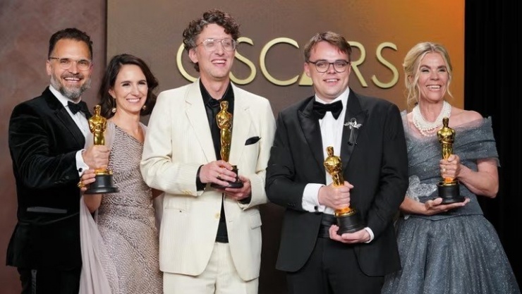 Đạo diễn David Borenstein (giữa) có phát biểu nhận giải gây chú ý tại Lễ trao giải Oscar 2026.