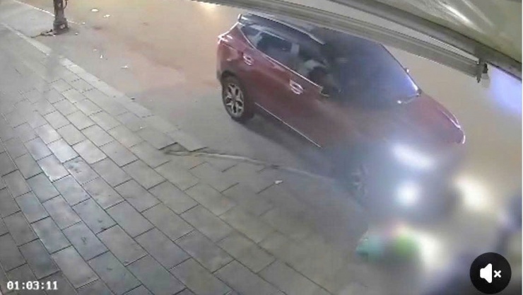 Camera ghi lại cảnh xe ô tô va chạm với người phụ nữ trên đường Hồ Sen.