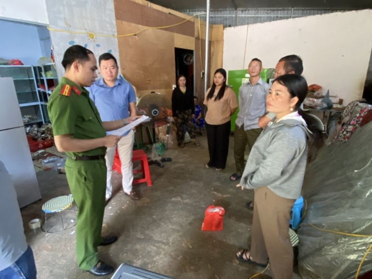 Lực lượng Công an khám xét cơ sở sản xuất thuốc "dỏm" của đối tượng Phàng Thị Sua.