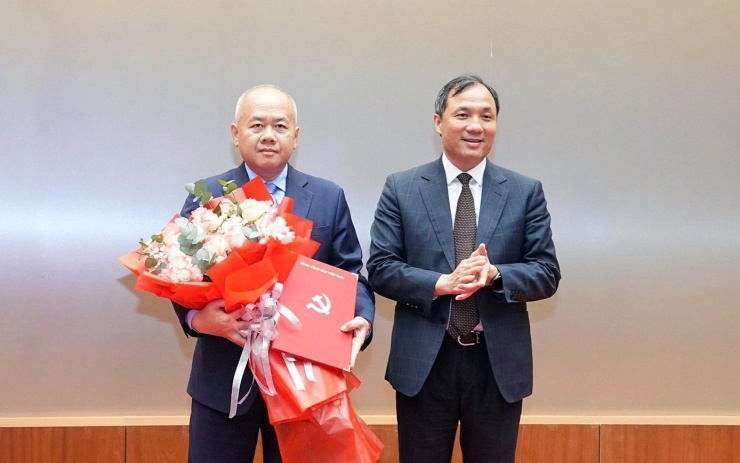 Phó Trưởng Ban Thường trực Ban Tổ chức Trung ương trao quyết định, tặng hoa chúc mừng ông Đỗ Thành Trung. Ảnh: Đàm Thanh