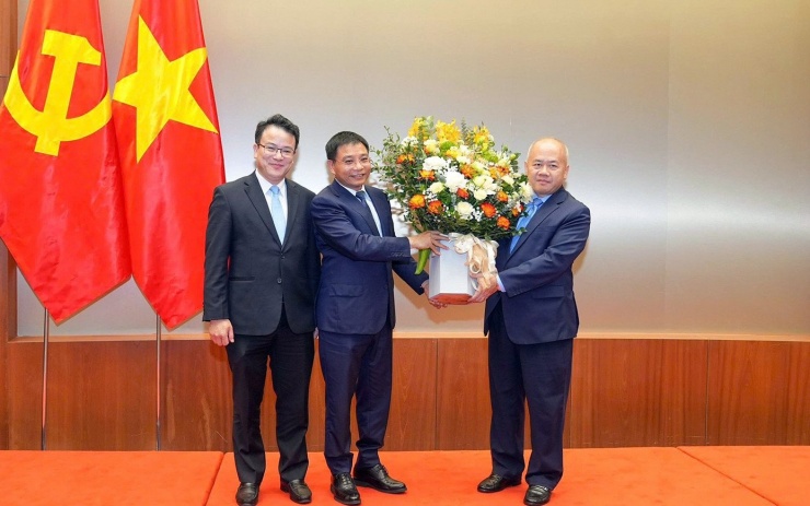 Lãnh đạo TP Hải Phòng và lãnh đạo Bộ Tài chính tặng hoa chúc mừng ông Đỗ Thành Trung. Ảnh: Đàm Thanh