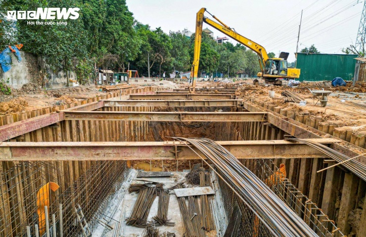 Cùng với đó, tuyến kênh Thụy Phương dài khoảng 3.598m, kéo dài từ trạm bơm Thụy Phương đến đường Phạm Văn Đồng, sẽ được cải tạo.