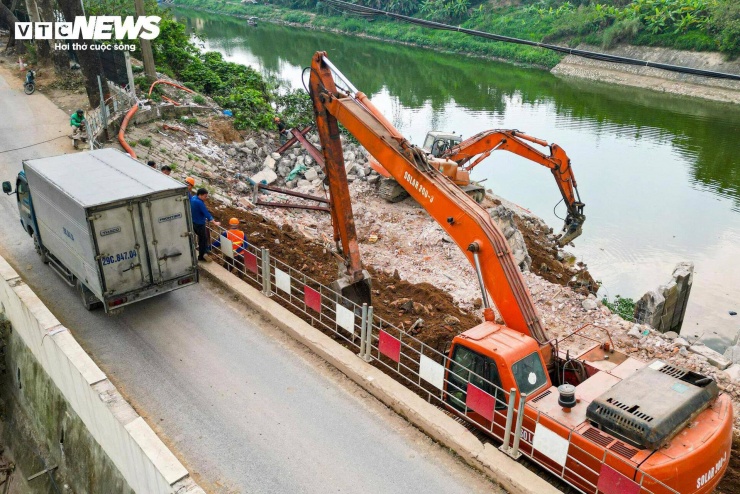 Những ngày này, dọc tuyến kênh từ khu vực trạm bơm Thụy Phương tới các trục đường Phạm Văn Đồng và Võ Chí Công, nhiều mũi thi công đang hoạt động liên tục.