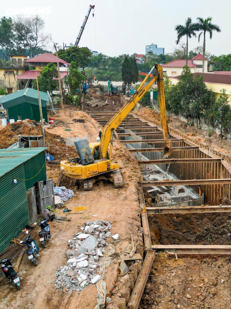 Ông Trần Văn Khánh (65 tuổi, phường Đông Ngạc) cho biết khu vực này nhiều năm nay thường xuyên xảy ra tình trạng ngập khi mưa lớn. “Mỗi trận mưa to là nước rút rất chậm, có thời điểm ngập sâu khiến việc đi lại khó khăn. Người dân mong công trình hoàn thành sớm để hệ thống thoát nước được cải thiện”, ông Khánh nói.