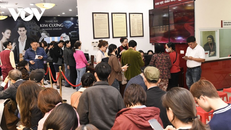 Đại diện một doanh nghiệp kinh doanh vàng cho biết, lực cầu lớn từ người dân là một trong những nguyên nhân khiến giá vàng trong nước khó giảm nhanh theo diễn biến của thị trường quốc tế.