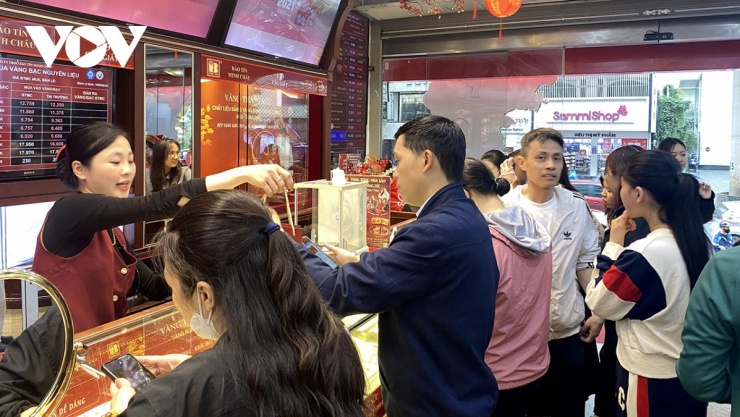 Giá vàng thế giới giảm mạnh, vàng trong nước lại tăng, đắt hơn 24,8 triệu - 3