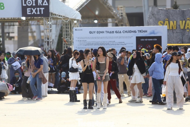 Anh trai say hi 2025 - A White Valentine concert được tổ chức vào chiều 16/3 tại sân vận động Mỹ Đình. Từ đầu giờ chiều, rất đông khán giả đã đổ về đây chờ vào sân khấu xem thần tượng biểu diễn.