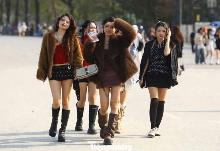 Người hâm mộ 30 anh trai lựa chọn trang phục thoải mái, sexy đến gặp thần tượng, một số khác lại chọn áo lông, váy ngắn.