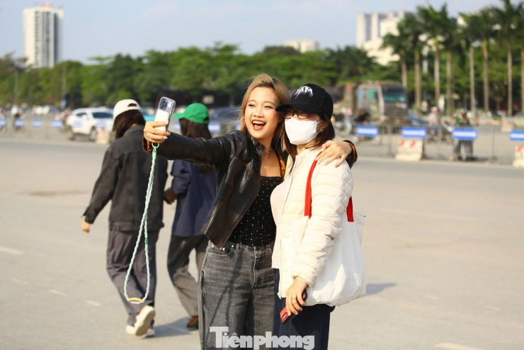 Bạn Mai (Cầu Giấy, Hà Nội) đi xem concert cùng mẹ. "Mẹ mình cũng thích xem ca nhạc nên hai mẹ con quyết định cùng nhau đi xem. Cả hai háo hức trang điểm từ 12h trưa để 3h chiều có mặt tại sân Mỹ Đình", Mai chia sẻ.