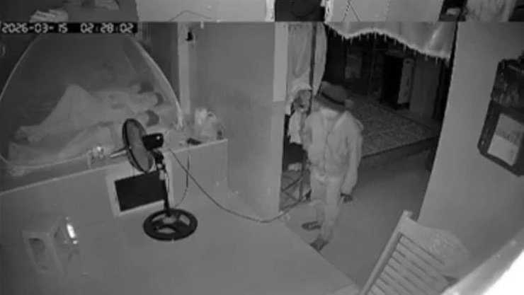 Camera ghi lại hình ảnh nghi phạm trộm thùng tiền mừng cưới.