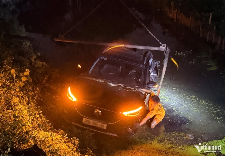 Ô tô bị tàu hỏa đâm văng xuống mương nước