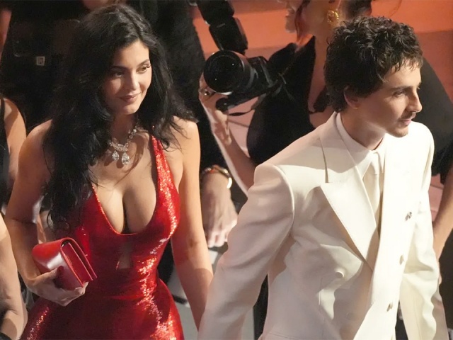 Kylie Jenner nóng bỏng ở Oscar bên Timothée Chalamet