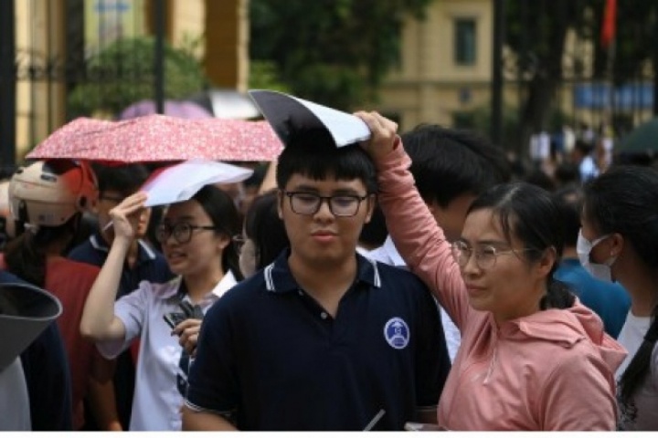 Học phí đại học tăng mạnh: Nỗi lo “gánh nặng kép” của phụ huynh