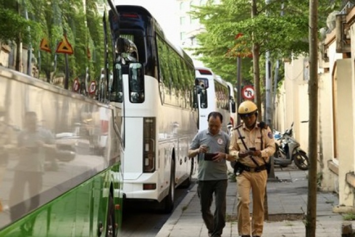 Xe khách 'chờ giờ' vào phố, dừng đỗ tràn lan bị CSGT Hà Nội xử lý