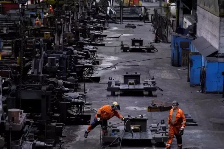 Giá dầu thế giới tăng mạnh, vàng rơi mốc 5.000 USD/ounce