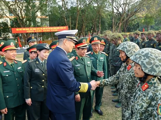 Bộ trưởng Quốc phòng Trung Quốc xem lính đặc công Việt Nam biểu diễn võ thuật