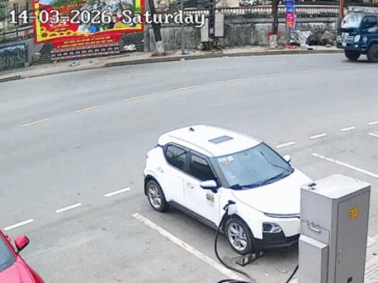 Clip: Đầu xe van bẹp dúm sau cú tông trực diện xe tải