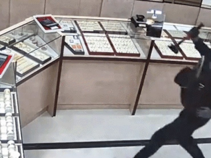 20 người cướp tiệm vàng, lấy 1,7 triệu USD trong 70 giây