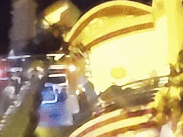 Cứu 5 người kẹt trong nhà cháy ở trung tâm TP HCM